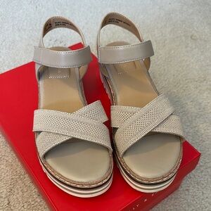 Kelly & Katie Amira Wedge Sandal Sz 8